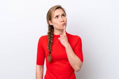 Beyaz arka planda izole edilmiş genç beyaz kadın yukarı bakarken şüpheleri var.