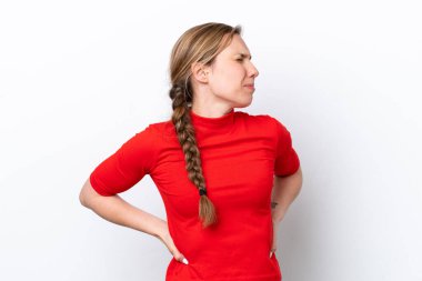 Beyaz arka planda yaşayan beyaz tenli genç bir kadın gayret gösterdiği için sırt ağrısı çekiyor.