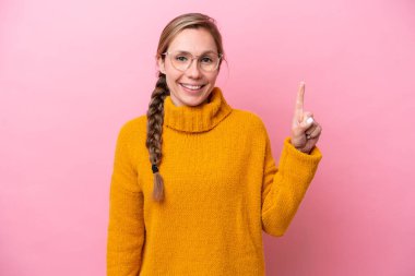 Pembe arka planda izole edilmiş beyaz bir kadın harika bir fikre işaret ediyor.