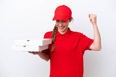 Pizza dağıtan kadın, iş üniformalı beyaz arka planda izole pizza kutuları alıyor ve zaferi kutluyor.