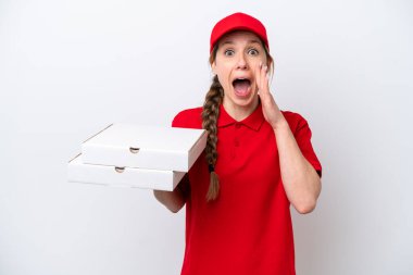 Pizza dağıtan kadın iş üniformalı beyaz arka planda izole edilmiş pizza kutuları alıyor. Şaşırmış ve şok olmuş bir yüz ifadesi var.