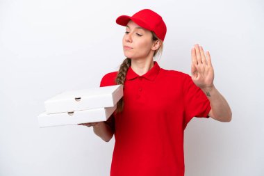 İş üniformalı bir pizzacı kadın beyaz arka planda izole edilmiş pizza kutuları alıyor. Durma hareketi yapıyor ve hayal kırıklığına uğruyor.