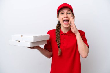 Pizza dağıtan kadın iş üniformalı beyaz arka planda izole edilmiş pizza kutuları alıyor ve ağzı açık bağırıyor.