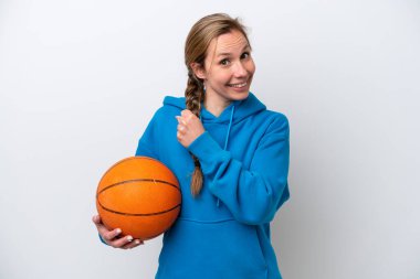 Beyazların arka planında izole edilmiş basketbol oynayan beyaz bir kadın zaferi kutluyor.