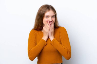 Beyaz arka planda izole edilmiş genç bir Rus kızı mutlu ve gülümseyen elleriyle ağzını kapatıyor.