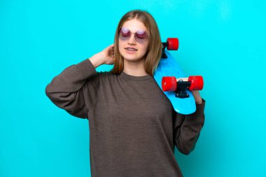 Genç Rus kız mavi arka planda paten kayarak izole edilmiş.