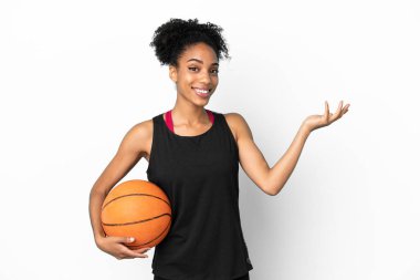 Genç basketbolcu, beyaz arka planda izole edilmiş, davet edildiği için elini yana uzatan Latin bir kadın.