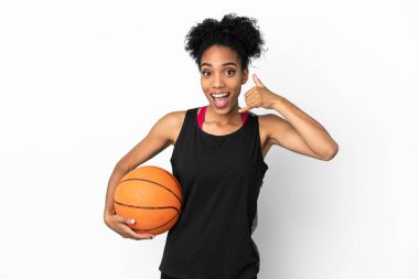 Genç basketbolcu Latin kadın, beyaz arka planda izole bir şekilde telefon jesti yapıyor. Bana geri dönüş işareti ver.