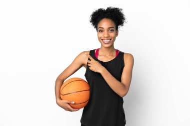 Genç basketbolcu, beyaz arka planda izole edilmiş bir kadın bir ürünü sunmak için kenarı işaret ediyor.