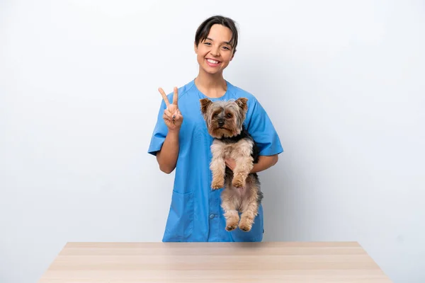 Ung Veterinär Kvinna Med Hund Ett Bord Isolerad Vit Bakgrund — Stockfoto