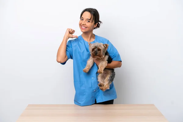 Jovem Veterinária Mulher Com Cão Uma Mesa Isolada Fundo Branco — Fotografia de Stock