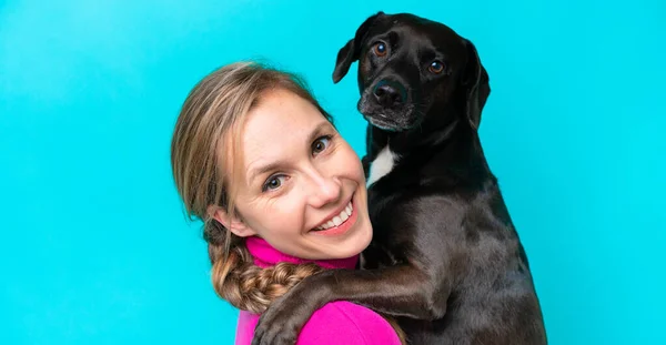 若いですCaucasian女性とともに彼女の犬上の隔離された背景 — ストック写真