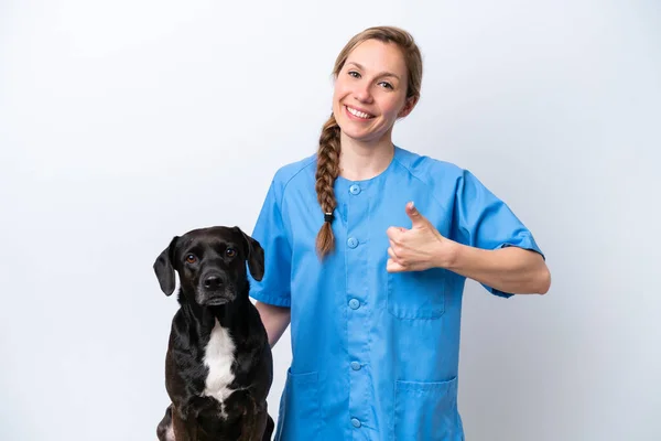 Jovem Veterinária Mulher Com Cão Isolado Fundo Branco Com Polegares — Fotografia de Stock