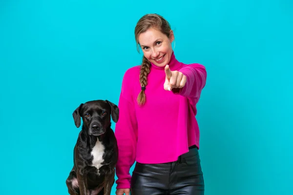 Молодая Белая Женщина Своей Собакой Голубом Фоне Указывает Пальцем Тебя — стоковое фото