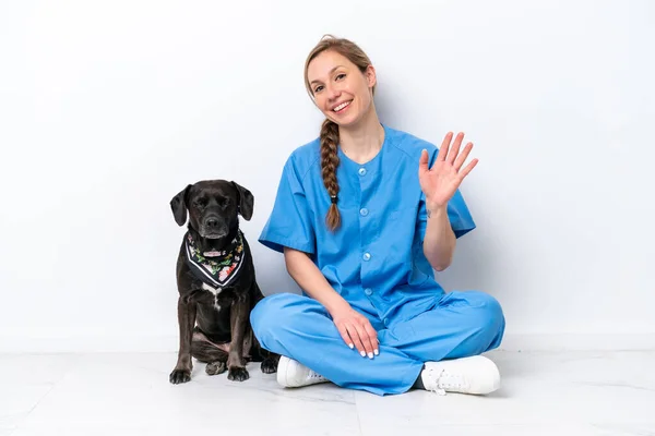 Jovem Veterinária Mulher Com Cão Sentado Chão Isolado Fundo Branco — Fotografia de Stock