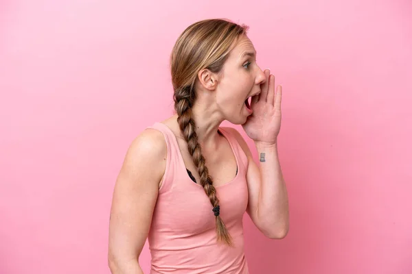 Νεαρή Λευκή Γυναίκα Απομονωμένη Ροζ Φόντο Φωνάζοντας Στόμα Ορθάνοιχτο Στο — Φωτογραφία Αρχείου