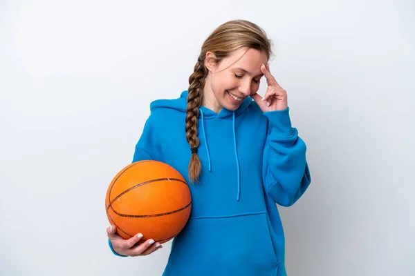 Mladá Běloška Žena Hraje Basketbal Izolované Bílém Pozadí Smíchem — Stock fotografie