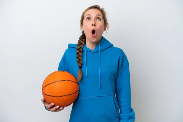 Basketbol Oynayan Beyaz Bir Kadın Beyaz Arka Planda Izole Edilmiş — Stok fotoğraf