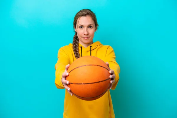 Genç Beyaz Kadın Mavi Arka Planda Izole Edilmiş Basketbol Oynuyor — Stok fotoğraf