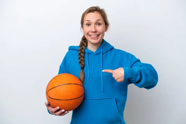 Mladá Běloška Žena Hraje Basketbal Izolované Bílém Pozadí Překvapivým Výrazem — Stock fotografie