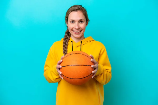 Jonge Kaukasische Vrouw Geïsoleerd Blauwe Achtergrond Spelen Basketbal — Stockfoto