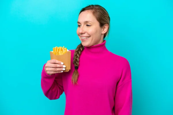 Joven Mujer Caucásica Sosteniendo Chips Fritos Aislados Sobre Fondo Azul — Foto de Stock