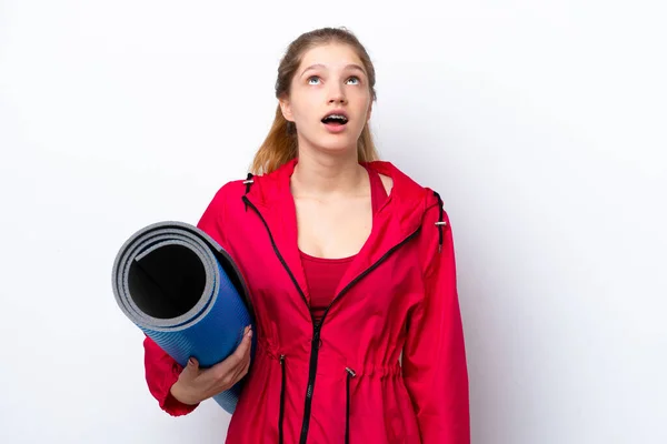 Teenager Dívka Jde Jógu Třídy Zatímco Drží Podložku Izolované Bílém — Stock fotografie