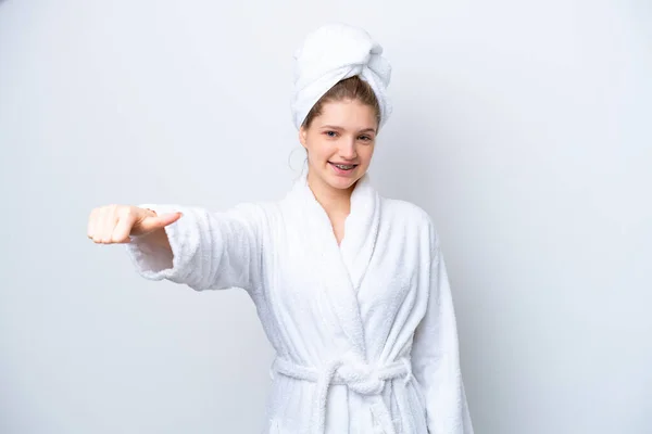 Adolescente Rusa Chica Albornoz Aislado Sobre Fondo Blanco Dando Gesto — Foto de Stock