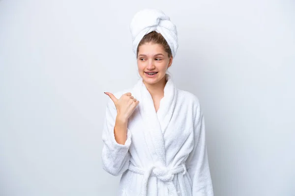 배경에서 고립된 목욕을 러시아 소녀는 측면을 가리키고 — 스톡 사진