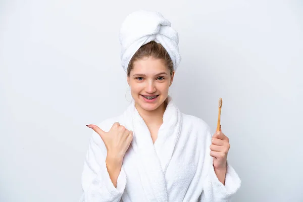 Beyaz Arka Planda Izole Edilmiş Dişlerini Fırçalayan Genç Rus Kız — Stok fotoğraf
