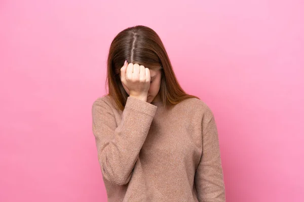 Tonåring Ryska Flicka Isolerad Rosa Bakgrund Med Huvudvärk — Stockfoto