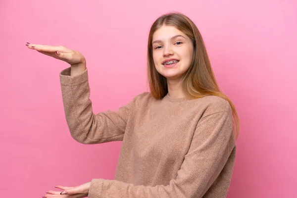 Adolescente Rusa Chica Aislado Rosa Fondo Celebración Copyspace Para Insertar —  Fotos de Stock