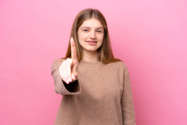 Pembe Arka Planda Izole Edilmiş Genç Rus Kız Parmağını Kaldırıyor — Stok fotoğraf