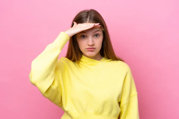 Tini Orosz Lány Elszigetelt Rózsaszín Háttér Néz Messze Kezét Hogy — Stock Fotó