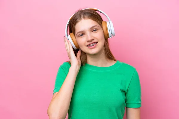 Adolescent Russe Fille Isolé Sur Rose Fond Écoute Musique — Photo