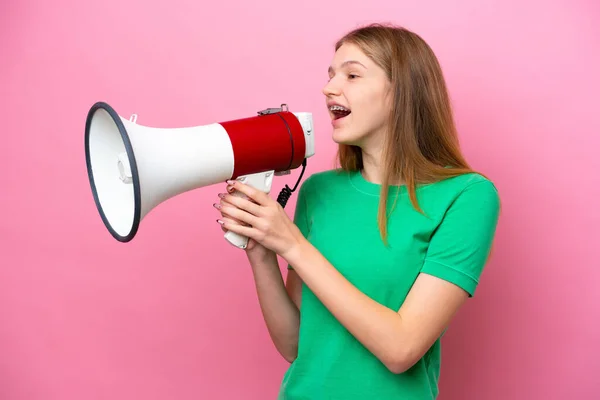 Tiener Russisch Meisje Geïsoleerd Roze Achtergrond Schreeuwen Door Een Megafoon — Stockfoto