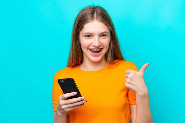 Adolescente Ragazza Russa Isolata Sfondo Blu Utilizzando Telefono Cellulare Mentre — Foto Stock