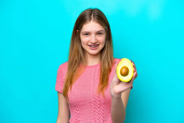 Tini Orosz Lány Kezében Egy Avokádó Elszigetelt Kék Háttér Boldog — Stock Fotó