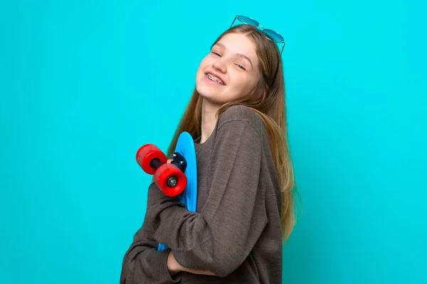 Adolescente Skatista Menina Isolado Fundo Azul — Fotografia de Stock