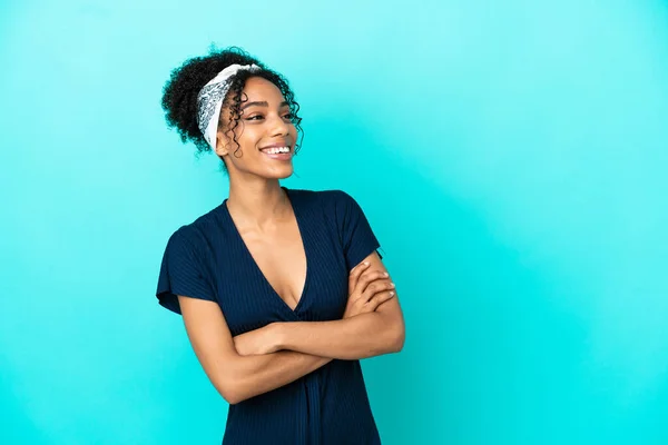 Jong Latin Vrouw Geïsoleerd Blauwe Achtergrond Gelukkig Glimlachen — Stockfoto