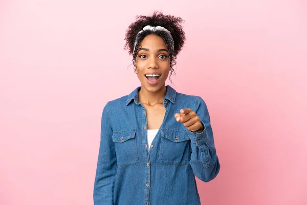 Mujer Latina Joven Aislada Sobre Fondo Rosa Sorprendida Apuntando Frente — Foto de Stock