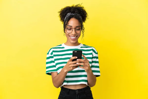 Jeune Femme Afro Américaine Isolée Sur Fond Jaune Envoyer Message — Photo