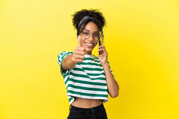 Молода Афро Американська Жінка Ізольована Жовтому Фоні Підтримуючи Розмову Мобільним — стокове фото