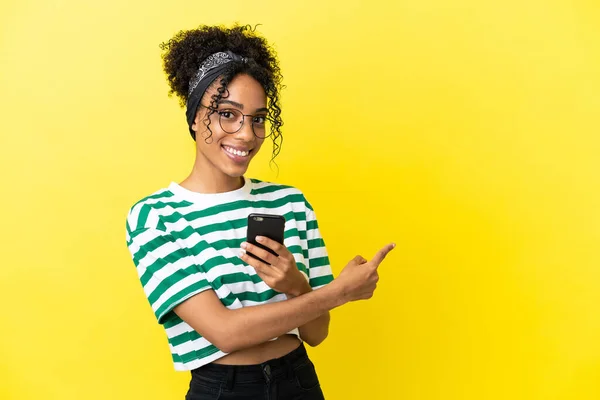 Jeune Femme Afro Américaine Isolée Sur Fond Jaune Aide Téléphone — Photo