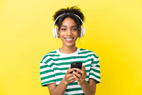 Jeune Femme Afro Américaine Isolée Sur Fond Jaune Écoutant Musique — Photo