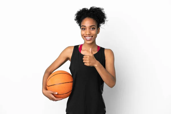 Молодая Баскетболистка Латинская Женщина Изолирована Белом Фоне Давая Большой Палец — стоковое фото