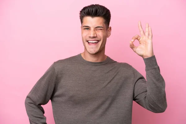 Young Caucasian Man Isolated Pink Background Showing Sign Fingers — Stockfoto