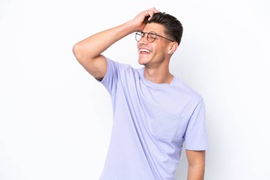 Beyaz arka planda izole edilmiş genç beyaz adam çok gülümsüyor.