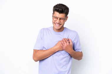 Beyaz arka planda izole edilmiş genç beyaz bir adam kalbinde bir ağrı var.