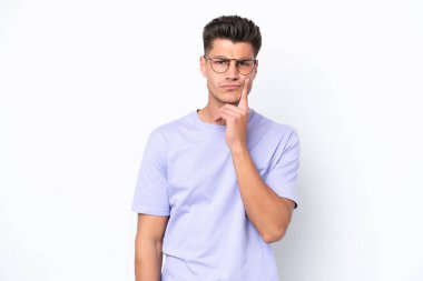 Beyaz arka planda soyutlanmış genç beyaz bir adam.